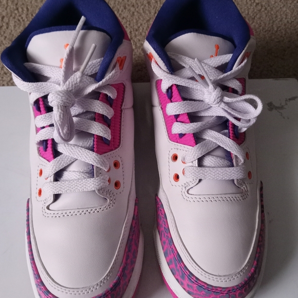 $63 jordan 3 retro barely grape size 5.5Y - Picture 2 of 4